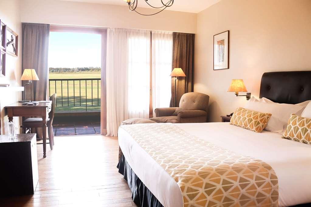 Wyndham Garden Lujan Hotel Стая снимка